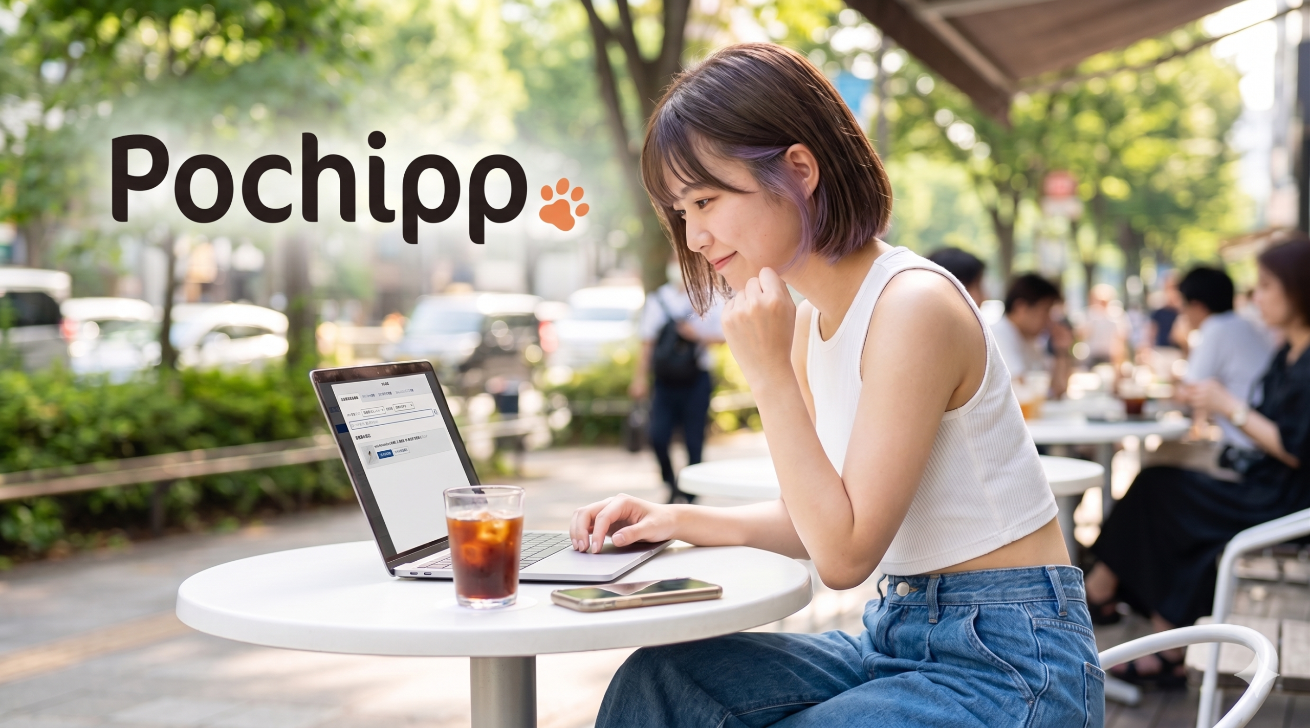カフェテラスでパソコン作業中に達成感を感じる日本人女性 Pochipp（ポチップ）